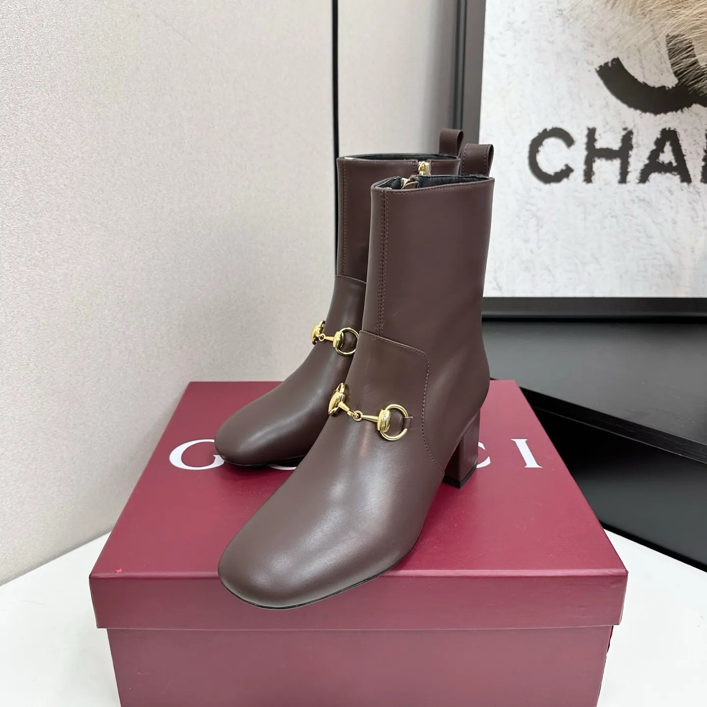 👟👟Ex-factory price 740👟👟 Gucci Gucci 2025G new autumn and winter classic horsebit thick heel short boots. The main series is finally available, and the products are worth looking forward to! Original classics create new designs ✨ Purchasing agent level! Full of high-end feel! A favorite among bloggers at home and abroad, it is retro and fashionable, easy to wear and looks great on your feet! Mainly recommended by the official website, new colors are constantly updated 🆕 ▪️Upper: original calfskin/cloth ▪️Inner lining: imported sheepskin ▪️Outsole: Italian leather outsole ▪️Heel height: 3.5cm ▪️Shoe size: 35-39 (40.41.42 can be customized)